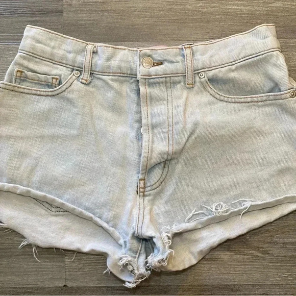 Revice Women’s Jean Short Button Fly Light Wash Size 27 Raw Hem 2”inseam - Picture 4 of 11